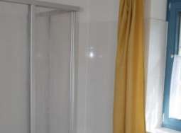 Badezimmer mit Dusche und Badewanne