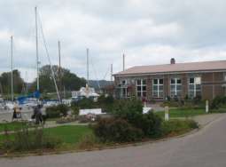 Frischer Fisch am Yachthafen