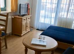 Doppelbett und zwei bequeme Sessel sowie Essplatz